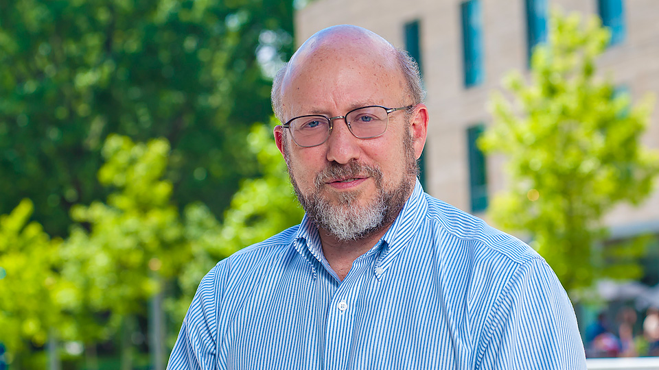 Headshot of Robert Dinerstein