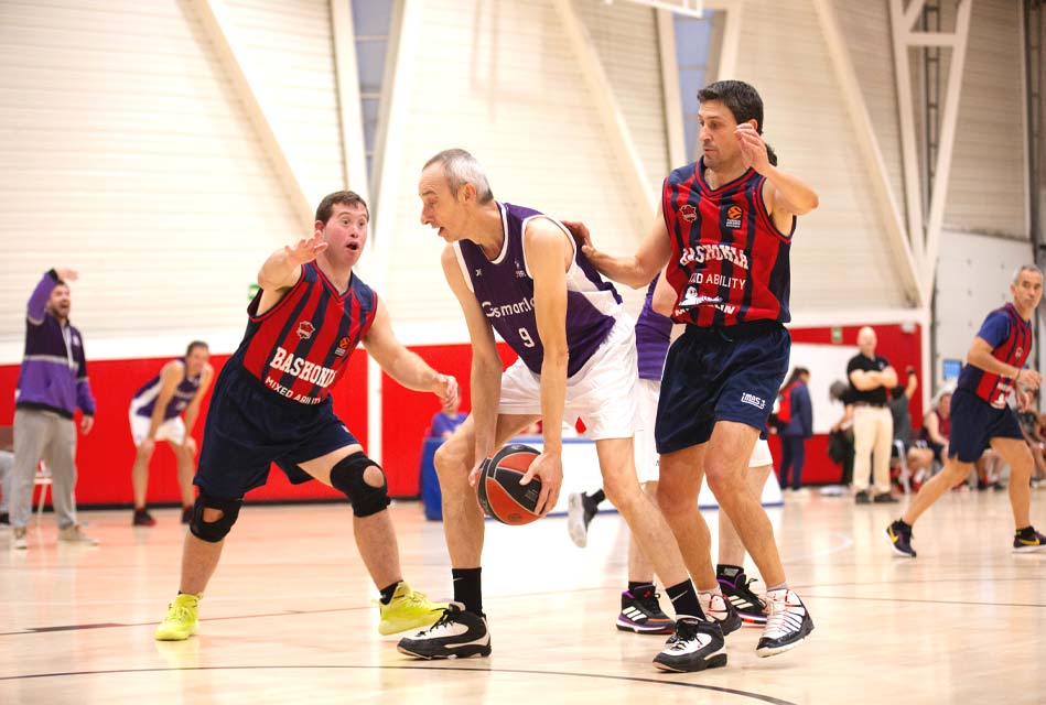 Tres hombres de diferentes edades juegan al baloncesto.