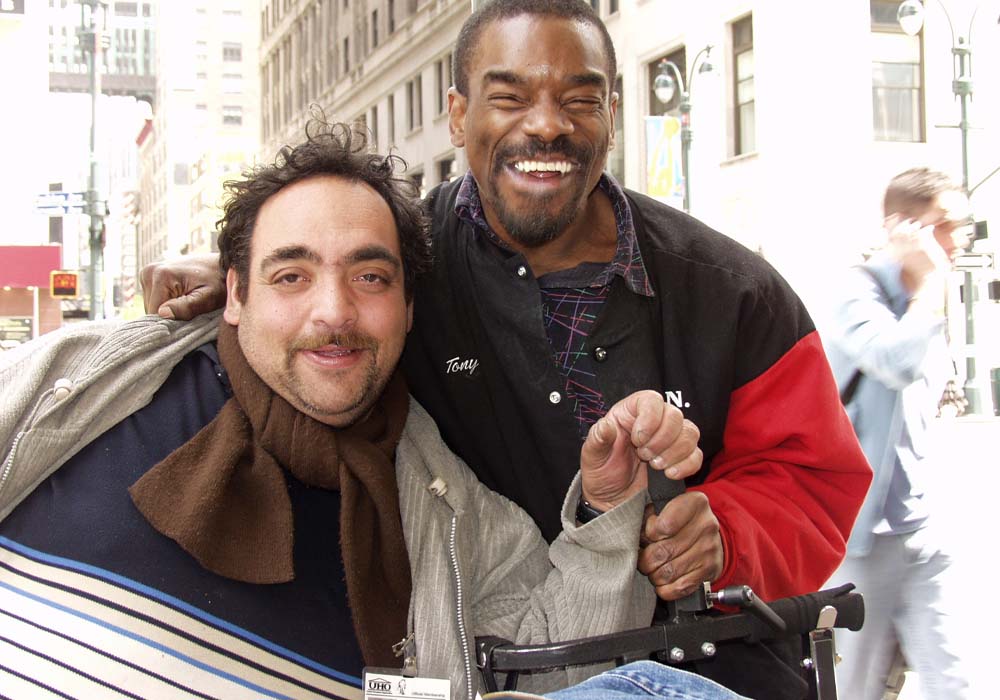 Dos hombres sonríen directamente a la cámara.