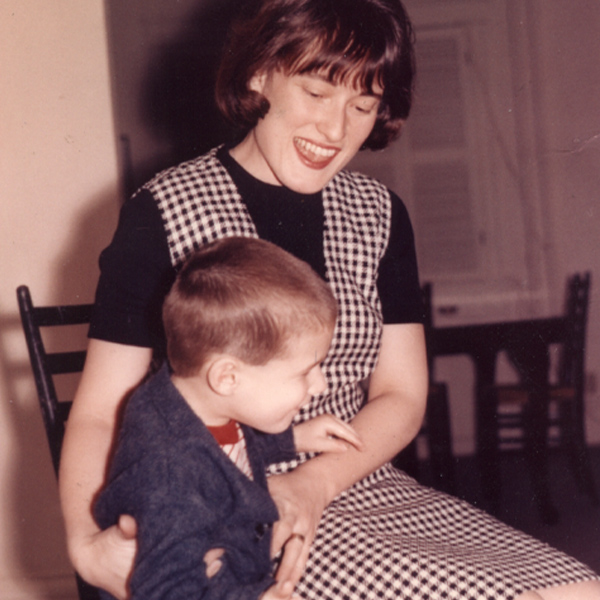 Madre de la década de 1950 con su hijo pequeño con discapacidades intelectuales y del desarrollo.