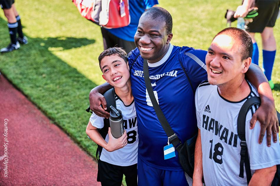 Tres personas abrazándose tras un evento deportivo, imagen cedida por Special Olympics