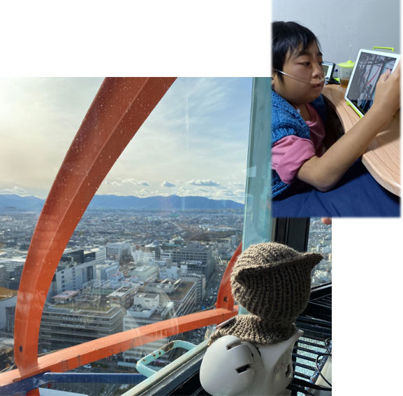 Un adolescente está sentado mirando la pantalla de una computadora en una foto que se sitúa en otra foto de un robot con gorro de punto y de pie junto a una ventana mirando el perfil de una ciudad.