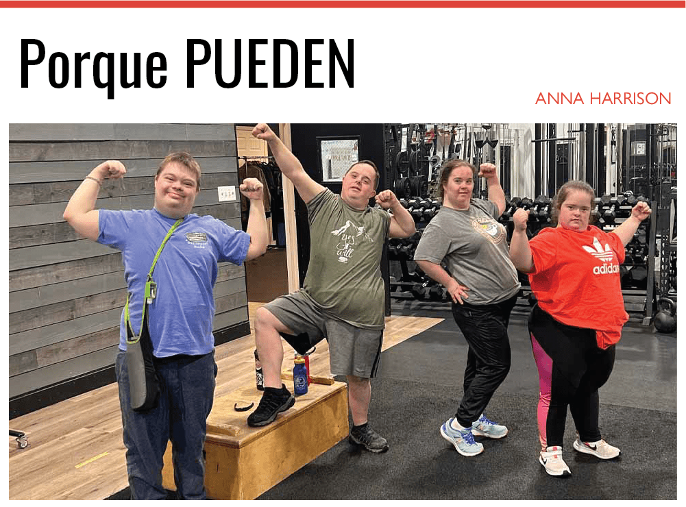 Cuatro personas, todas ellas con aparentes discapacidades intelectuales o del desarrollo (IDD), posan juntas en un gimnasio. Todos están de pie en fila, flexionando los brazos en una pose fuerte y segura, y sonriendo a la cámara. El gimnasio cuenta con equipamiento para levantamiento de pesas y espejos al fondo. Las personas visten ropa deportiva informal, como camisetas, pantalones deportivos y zapatillas deportivas. El texto que aparece sobre la imagen dice: «Porque PUEDEN: ayudar a las personas con discapacidades intelectuales y del desarrollo a mantenerse activas a medida que envejecen», y el artículo está firmado por Anna Harrison. El tono general es positivo y empoderador, promoviendo la actividad física y la inclusión.