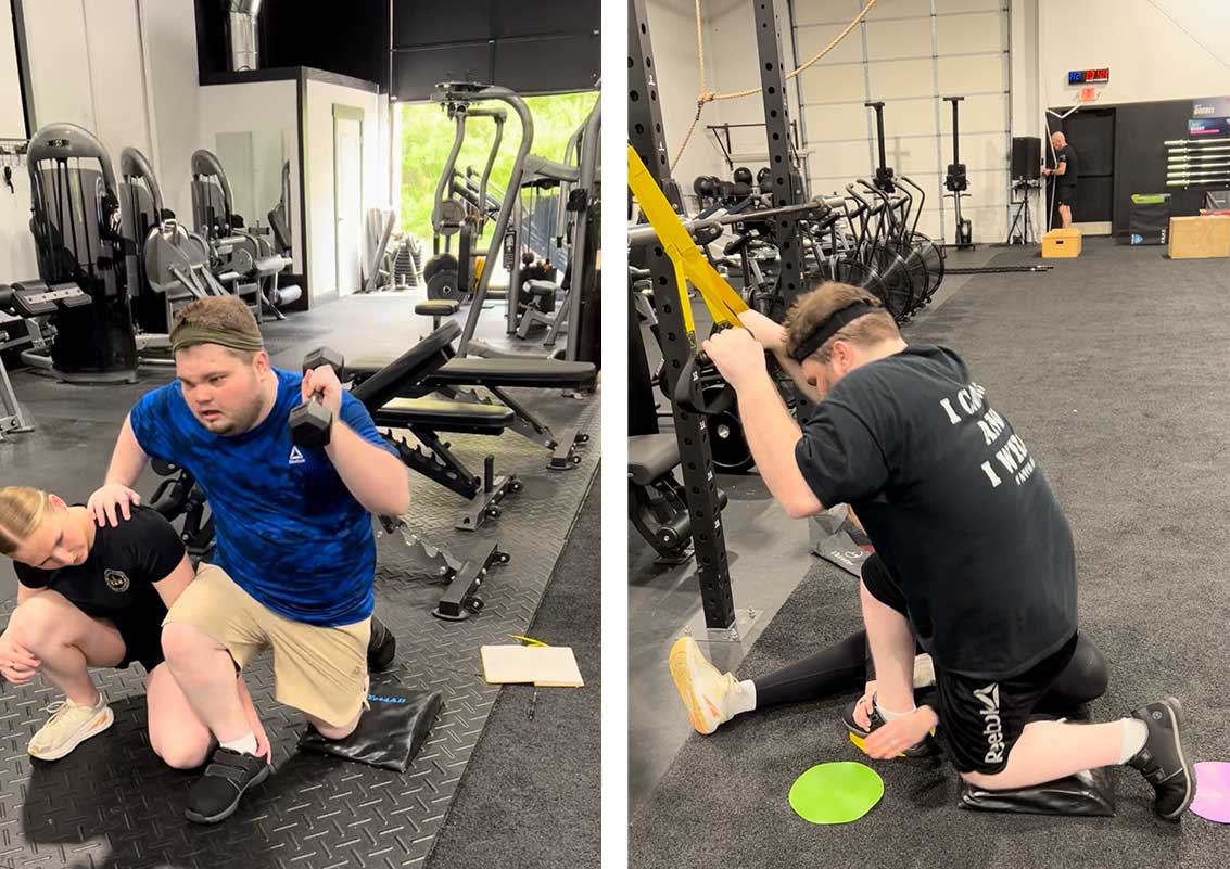 Imágenes comparativas de Alex realizando una zancada inversa. Izquierda: Alex utiliza correas TRX, puntos de colores en el suelo y las indicaciones táctiles de la entrenadora Anna. Derecha: Alex sostiene una mancuerna en una mano y toca ligeramente el hombro de la entrenadora Anna para apoyarse, sin señales visuales en el suelo.