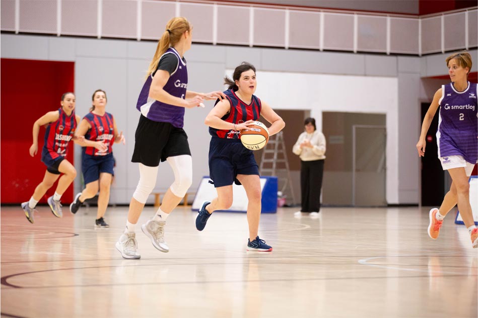 Dos equipos de baloncesto femenino en la cancha.