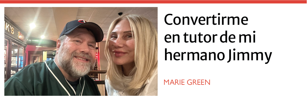 Un hombre y una mujer están sentados muy juntos en un restaurante o cafetería con una cálida iluminación. El hombre tiene barba gris, sonríe y lleva una gorra de béisbol oscura y una camiseta deportiva verde. La mujer, con el cabello largo y rubio, también sonríe suavemente y lleva una blusa de color claro. El fondo muestra muebles de madera y un ambiente acogedor. A la derecha de la imagen, el texto dice: «Convirtiéndome en la tutora de mi hermano Jimmy», con el nombre de la autora, Marie Green, resaltado en rojo.