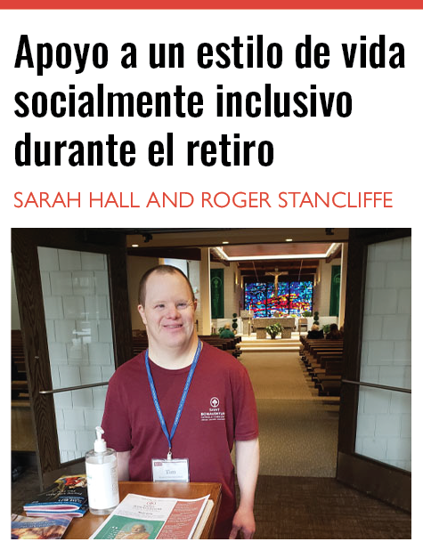 Un hombre con síndrome de Down está de pie, sonriendo, a la entrada de una iglesia o salón comunitario. Lleva una camiseta granate con una tarjeta identificativa colgada del cuello con un cordón azul. Delante de él, sobre una mesita, hay un frasco de desinfectante de manos, unos papeles y una caja. El fondo muestra filas de bancos y una colorida vidriera al fondo de la sala. El entorno parece acogedor e inclusivo. El título que aparece sobre la imagen dice: «Apoyo a un estilo de vida socialmente inclusivo durante el retiro», y los autores que figuran son Sarah Hall y Roger Stancliffe.